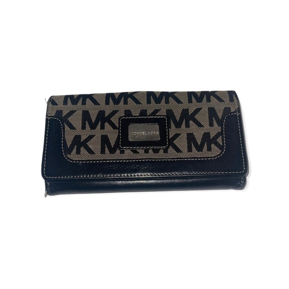 MICHAEL KORS Black & Tan Signature MK Hobo, Wallet & Wristlet Bundle - Picture 10 of 15